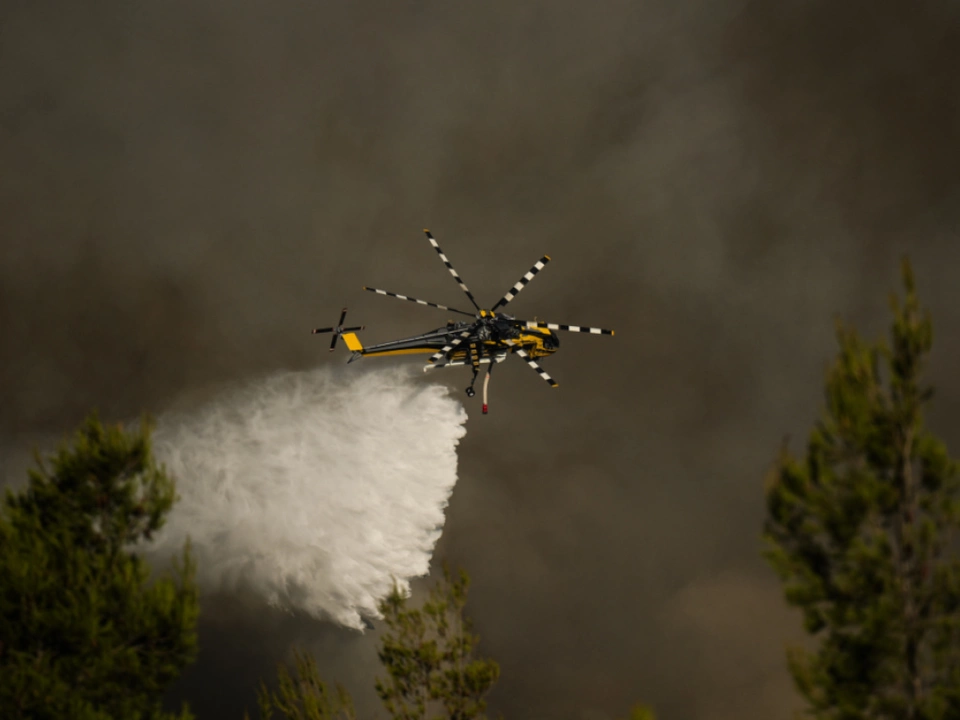 Löschhubschrauber bei Waldbrand nahe Athen abgestürzt