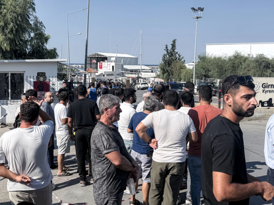 Menschen im Hafen von Kyrenia warten auf Neuigkeiten vom Fährunglück