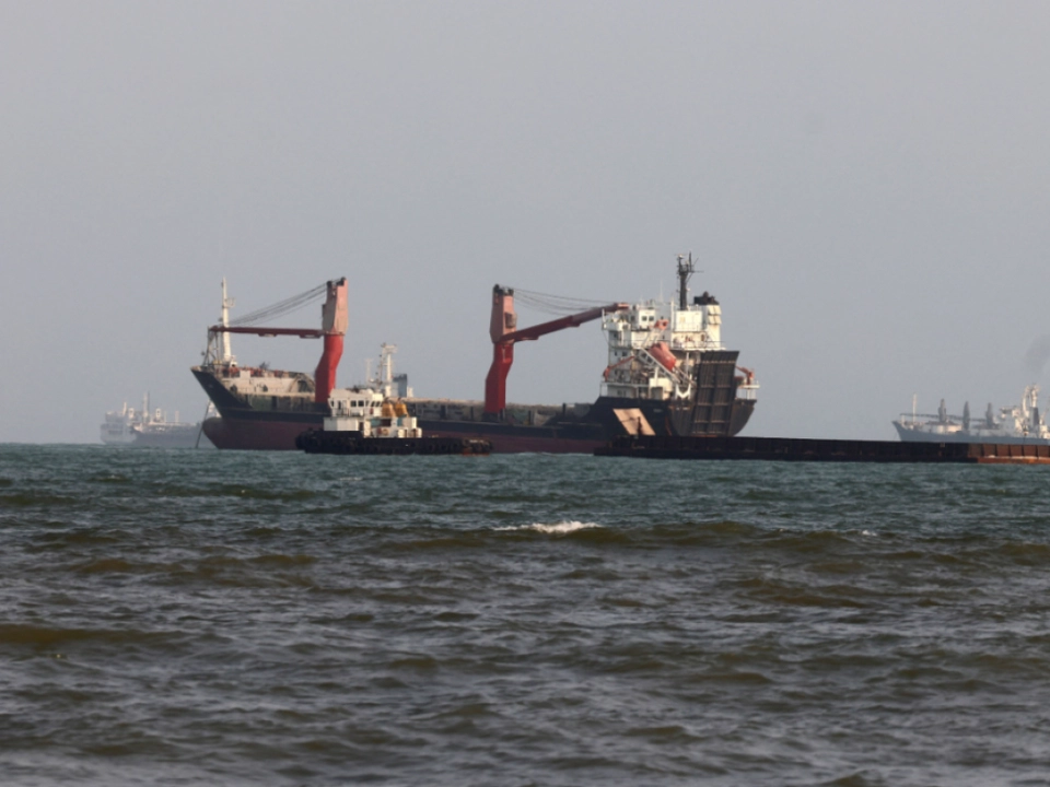 Schiff in Straße von Hormuz von Projektil getroffen