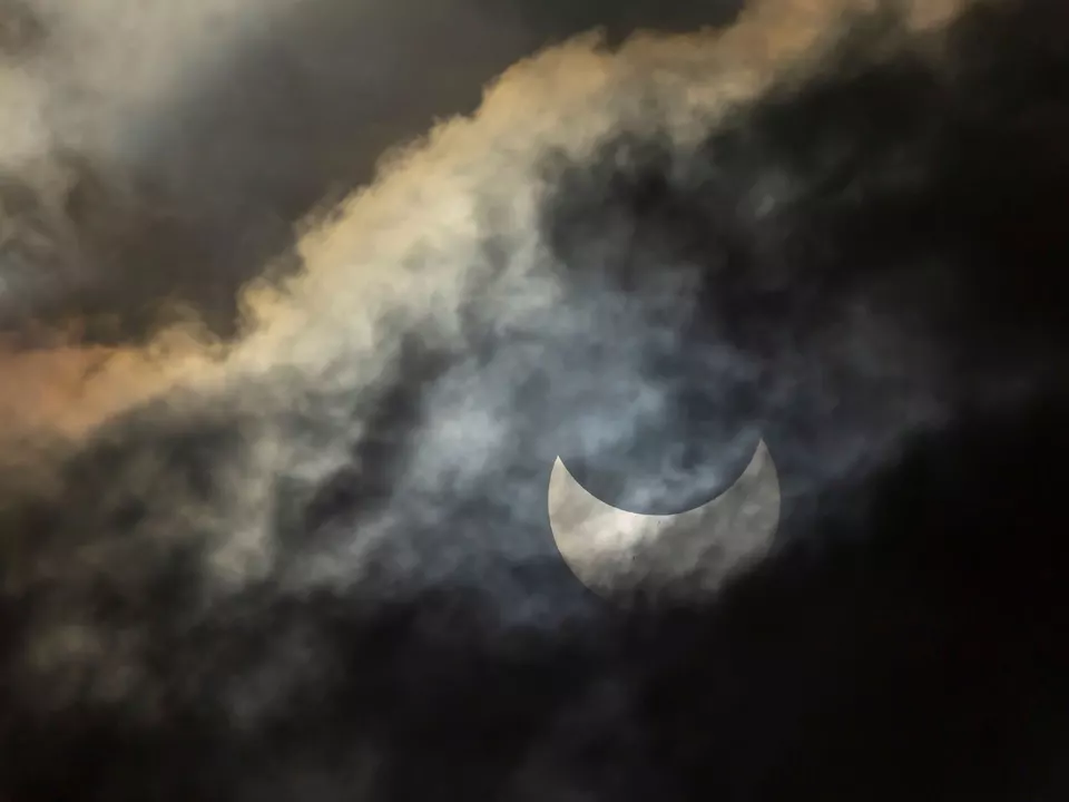 Partielle_Sonnenfinsternis_Sonne_Schutz_Schutzbrille_Pexels-stephen-leonardi-587681991-18779507