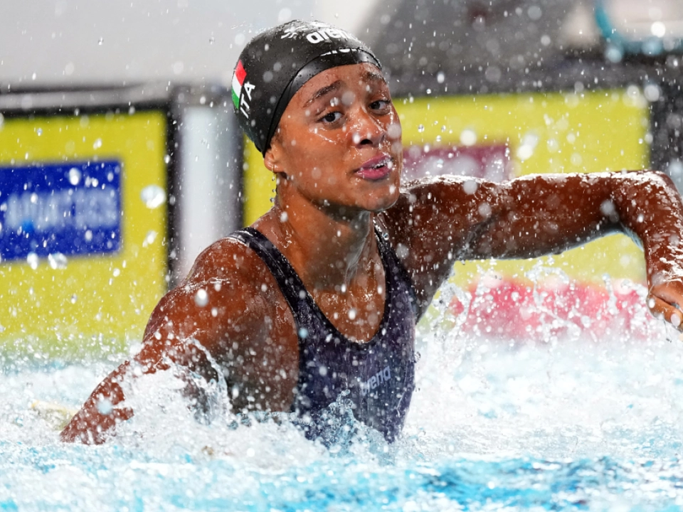 Sara Curtis schwamm über 50 m Rücken erneut zum Weltrekord