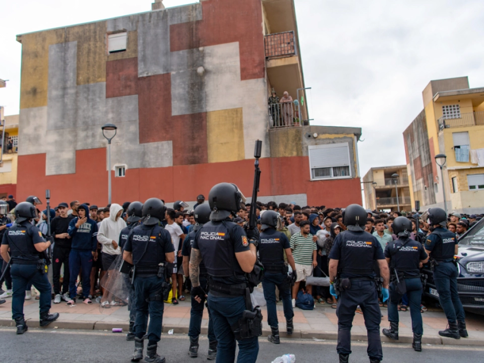 Spanische Polizei bei Migrantenansturm in Ceuta im Einsatz