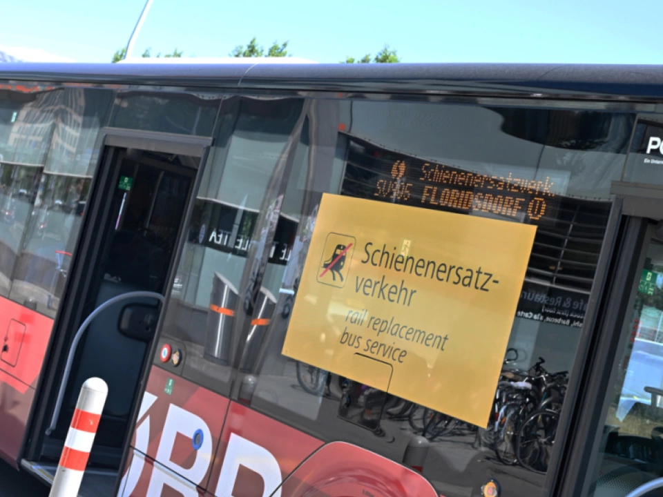 Statt mit dem Zug geht es nun mit dem Bus Richtung Airport
