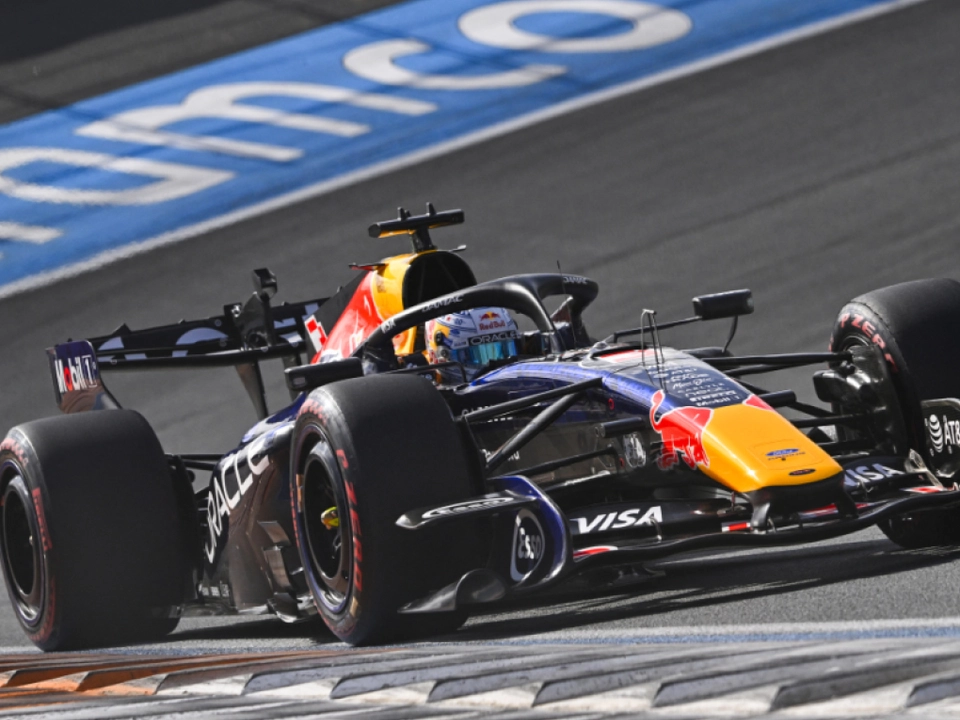 Verstappen krachte in die Streckenbegrenzung