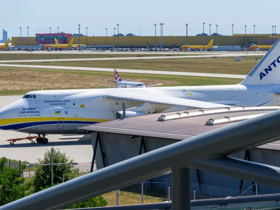 Vom Flugplatz werden Rüstungsgüter in die Ukraine transportiert
