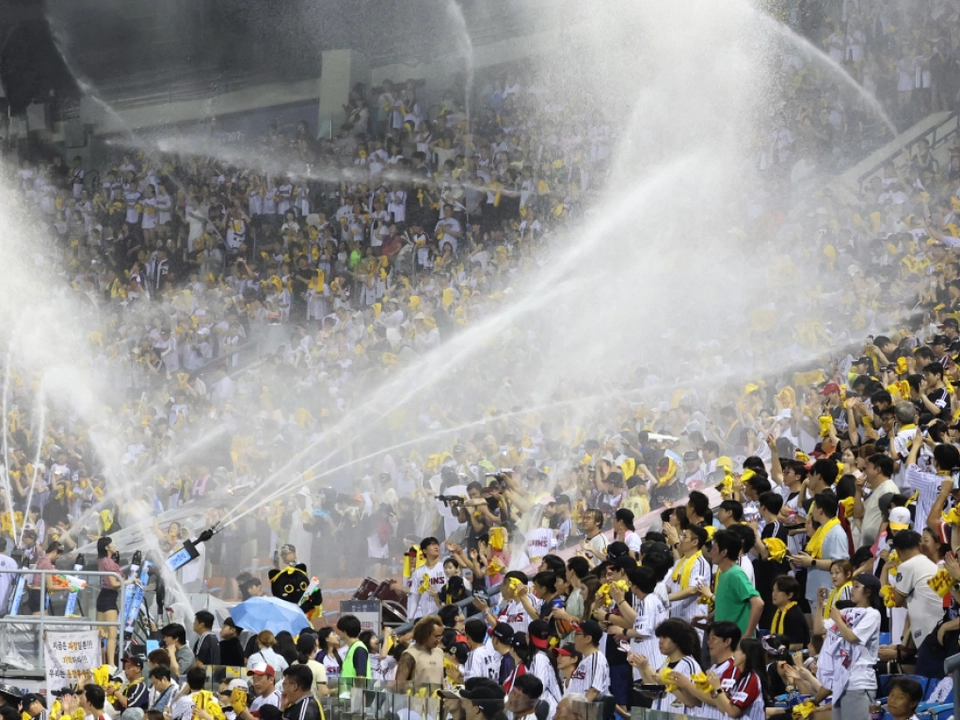 Wasserkanonen zur Kühlung von Baseballfans in Seoul