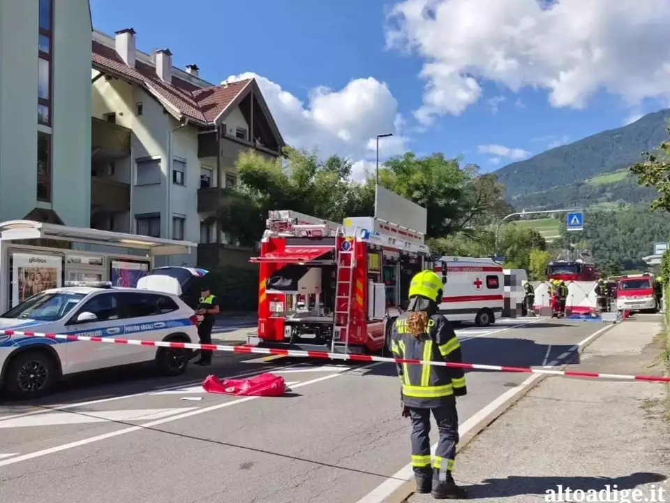 Brixen: Radfahrerin gerät unter Lieferwagen – tot