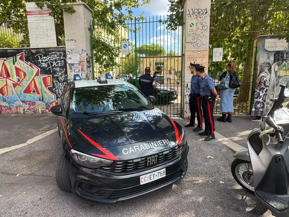 La scuola media di Roma dove uno studente ha spruzzato spray urticante al volto di una insegnante per poi ferirla con una coltellata. Il fatto è avvenuto questa mattina in un istituto in zona Centocelle. Sul posto sono intervenuti i carabinieri della Stazione Centocelle in seguito ad una richiesta arrivata al 112. Sul posto il 118, la vittima è in stato di shock ma non in pericolo di vita, Roma 18 settembre 2026. athesiadruck2_20260918195400388_d125228193d3af571eb1a4de7bcfc547