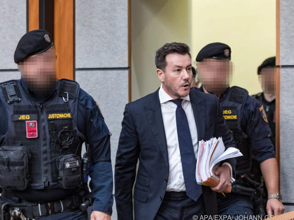 Benko wurde in den Schwurgerichtssaal geführt