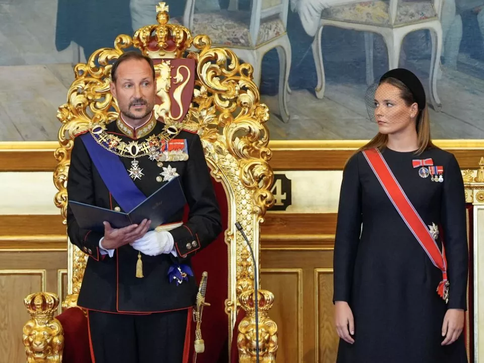 Haakon VIII. spricht den Eid, daneben Kronprinzessin Ingrid Alexandra