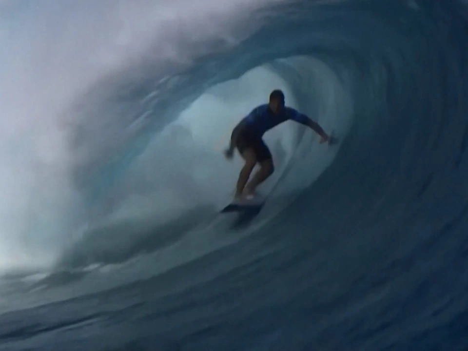 Hier toben sich die besten Surfer der Welt aus – Video