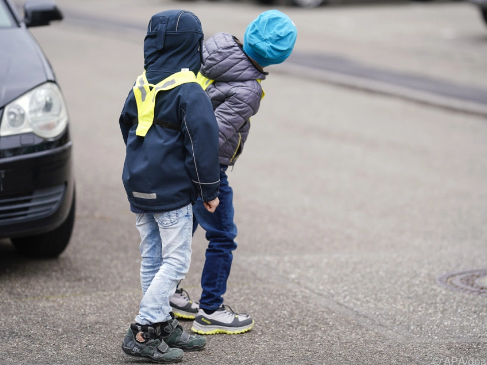 Im September machen sich die Kinder wieder auf ihren Schulweg schüler verkehr