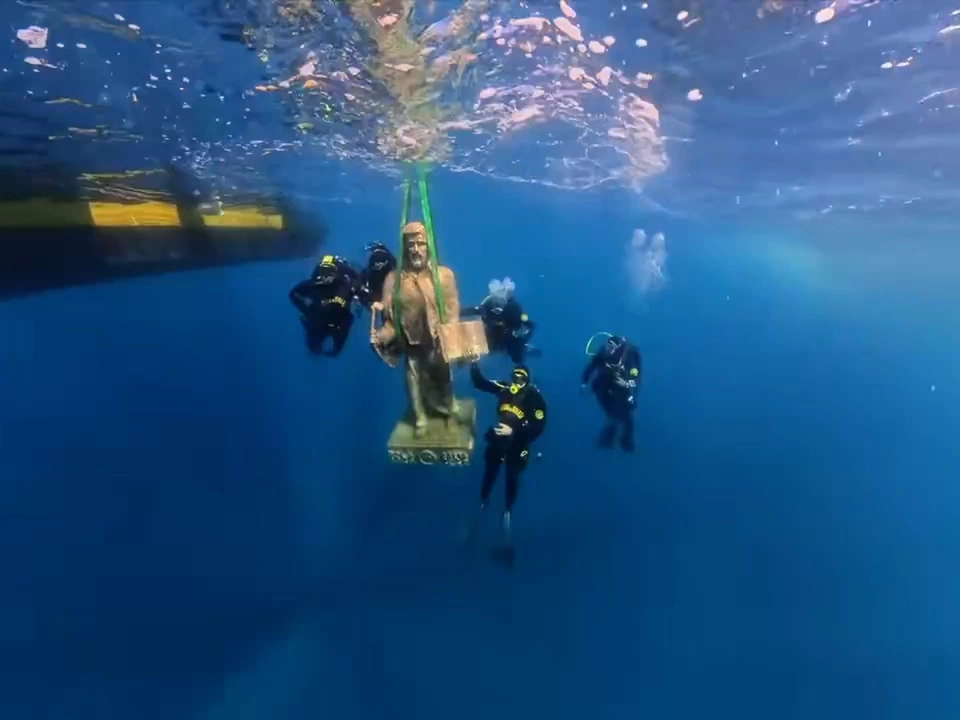 In 15 Metern Tiefe: Finanzpolizei lässt Bronzestatue ins Meer