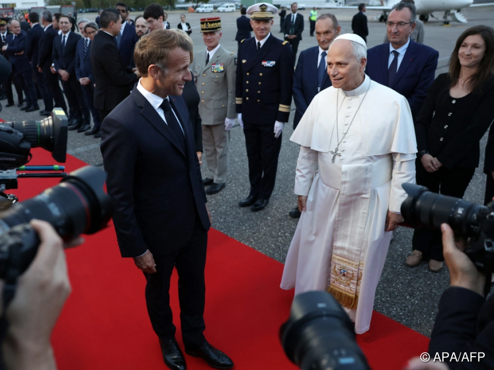 Macron verabschiedet den Heiligen Vater