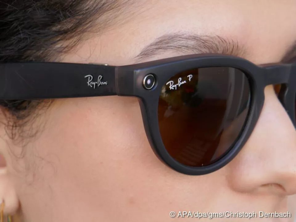 Die LED-Anzeige an der Brille von Ray Ban leuchtet bei Video-Audnahme