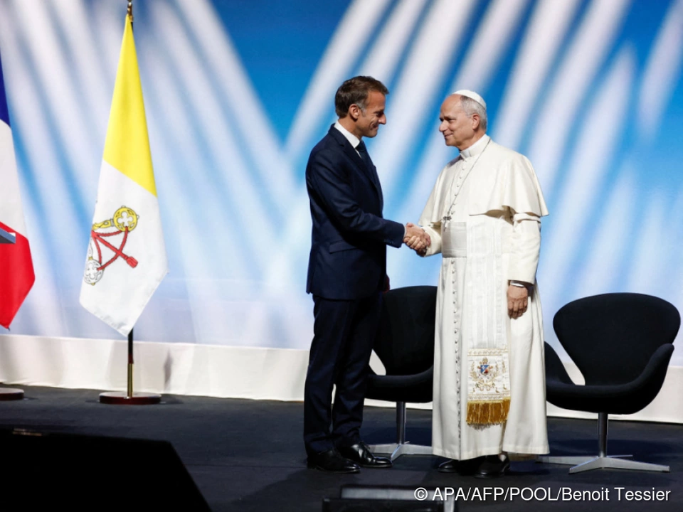 Papst Leo in Metz mit Frankreichs Präsident Macron (li)