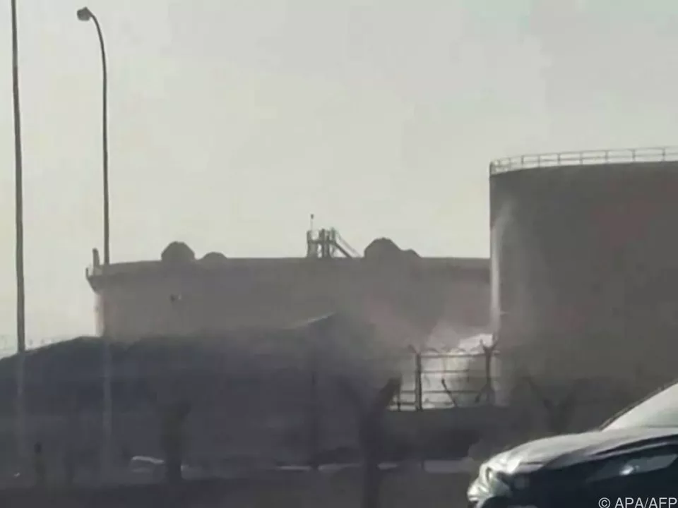 Rauch steigt von einem Aramco-Tanklager nahe des Flughafens auf