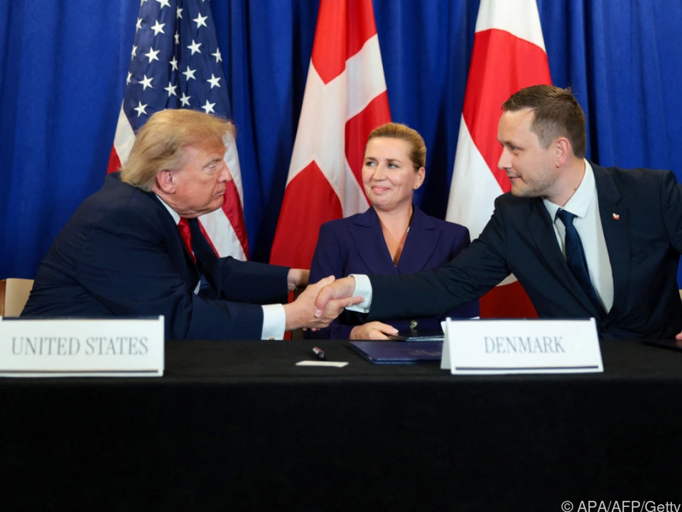 Trump, Frederiksen und Nielsen nach der Unterzeichnung des Abkommens