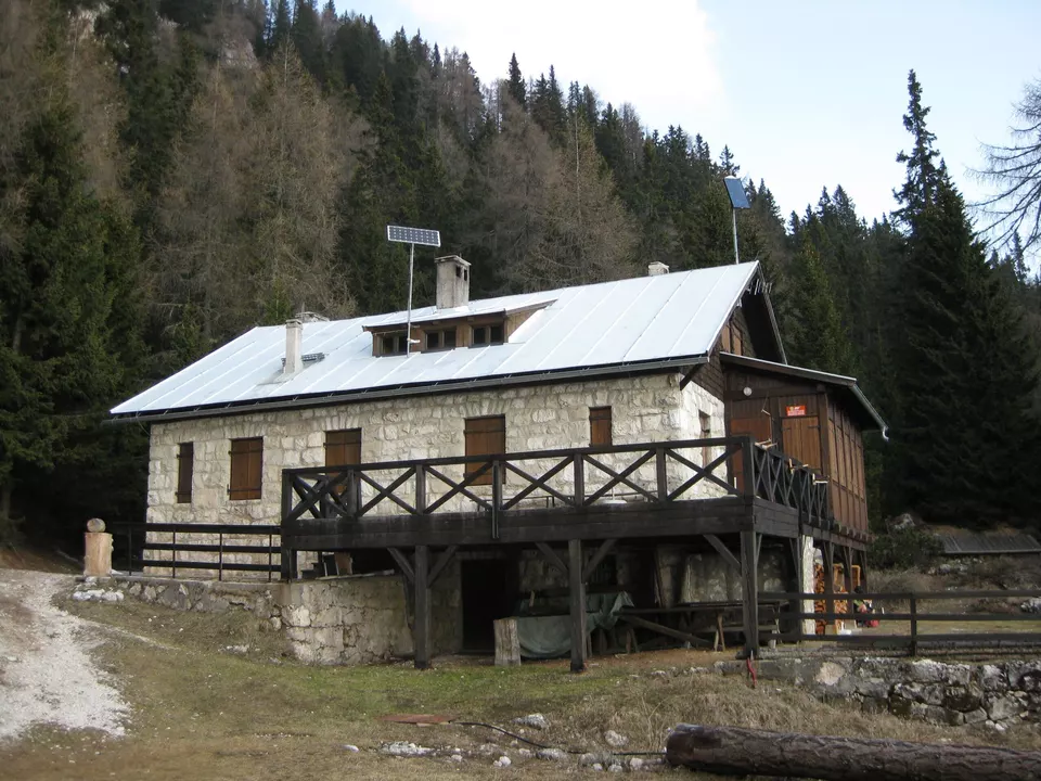 Überetscher_Hütte die Überetscher Hütte an den Hängen des Roen. (Foto: