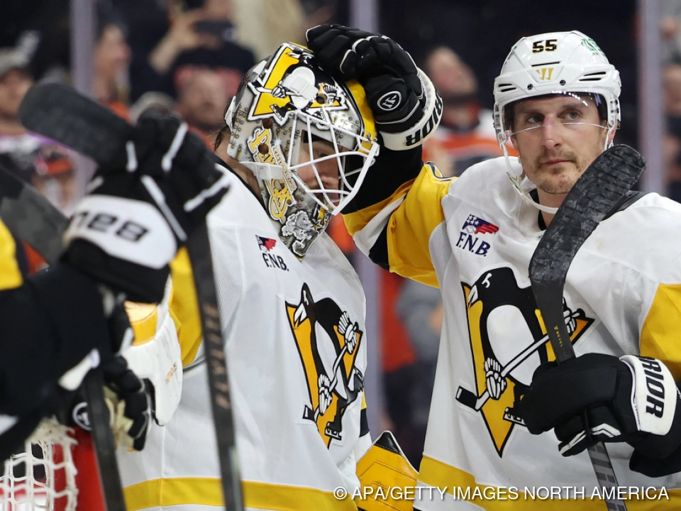 Arturs Silvos/l. von den Penguins erhält Gratulationen für sein shut-out