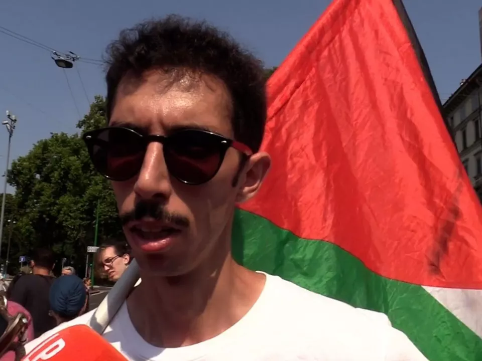 In un fermoimmagine di un video di ANSA-ALANEWS Youssef Siher intervistato dai giornalisti a margine della manifestazione dei Giovani Palestinesi a Milano contro il Comune il 12 luglio 2025. athesiadruck2_20261025190853258_5f3c0464eebb5138103890ac3eb48d5a