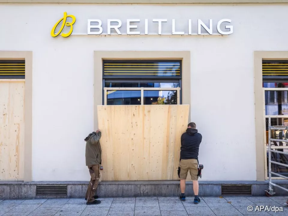 Aus Angst vor Ausschreitungen verbarrikadieren Geschäfte Schaufenster