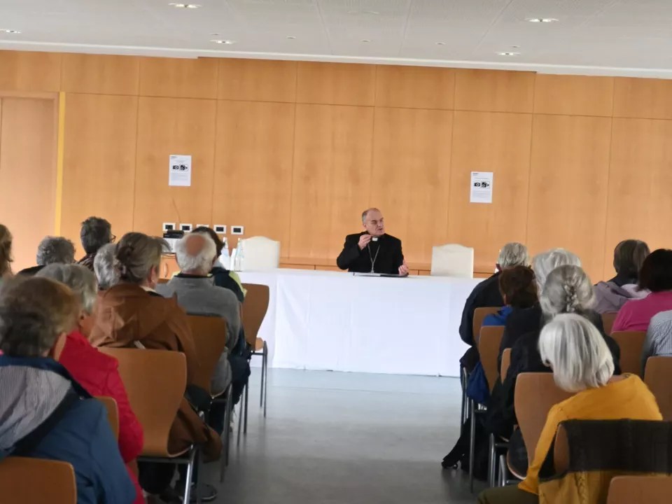 Bischof spricht zu den Freiwilligen