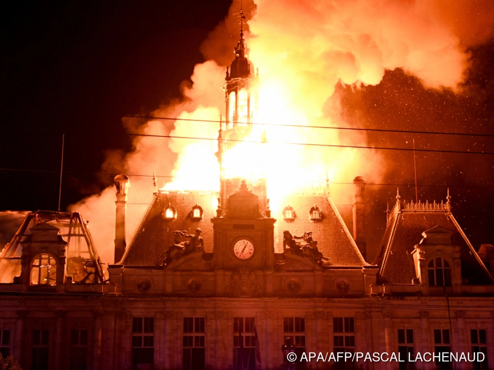 Das Rathaus von Limoges brennt lichterloh