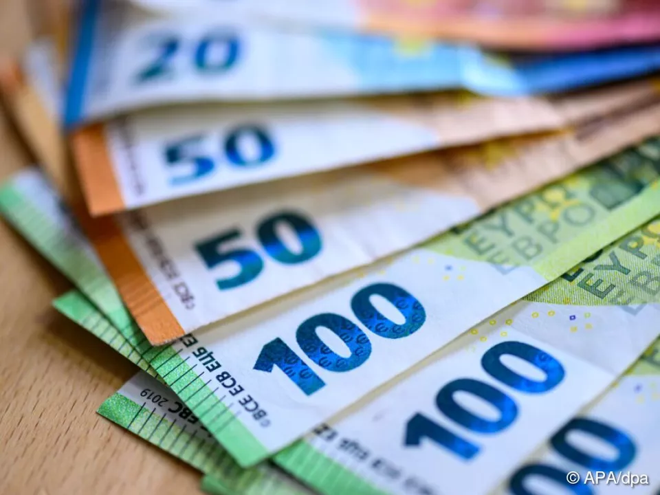 Der Mann packte jede Menge Bargeld in eine Tasche