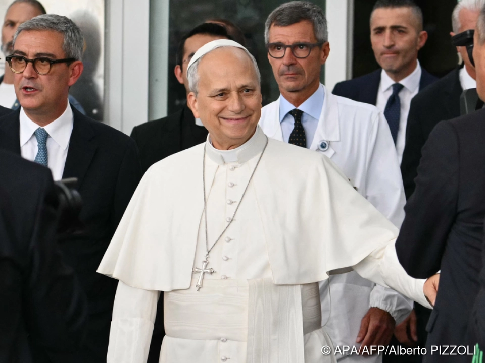 Der Papst beim Verlassen des Krankenhauses