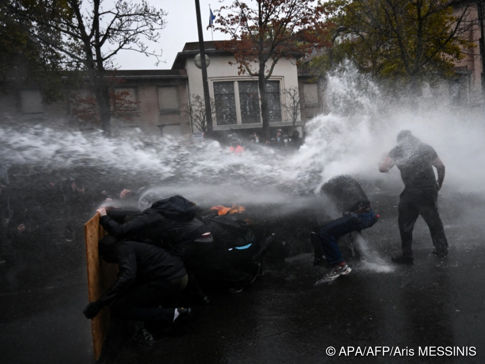 Die Polizei setzte in Paris Wasserwerfer ein