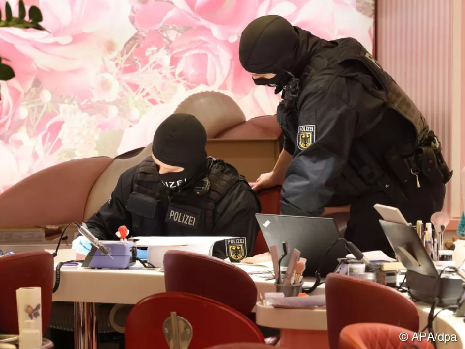 Einsatz in Nagelstudio bei Razzia gegen Menschenhandel