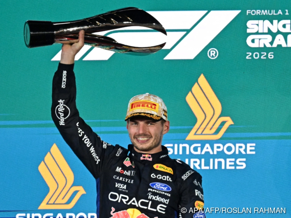 Erster Grand-Prix-Siegespokal für Verstappen in Singapur
