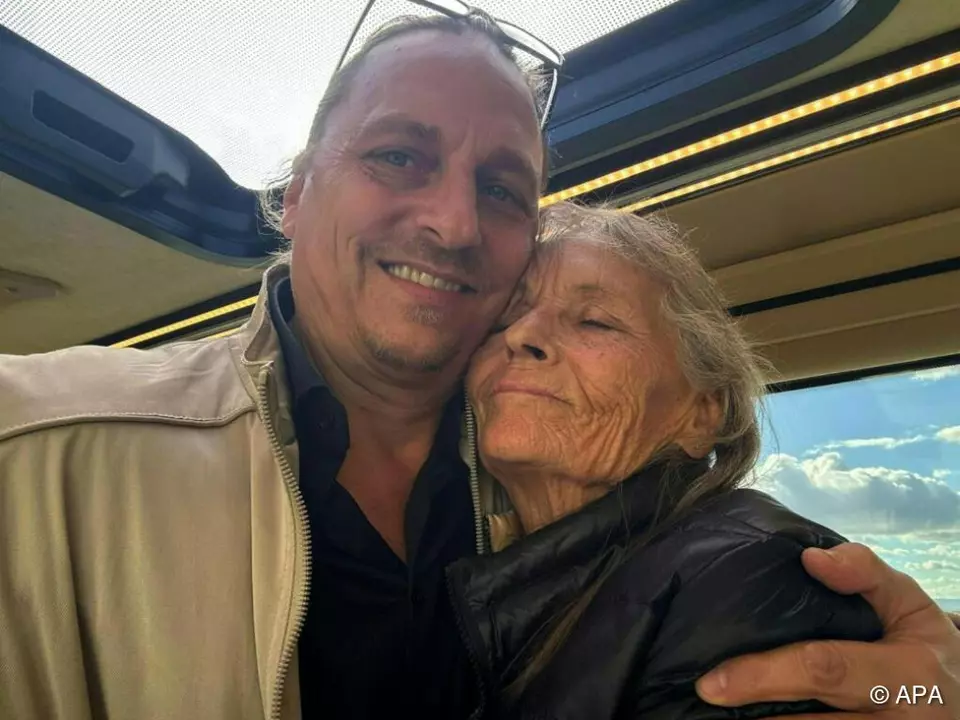 Eva G. wird von ihrem Sohn am Flughafen Wien-Schwechat empfangen