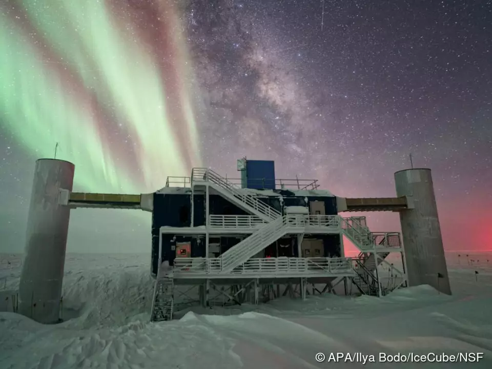 IceCube-Observatorium am Südpol macht Jagd auf kosmische Neutrinos
