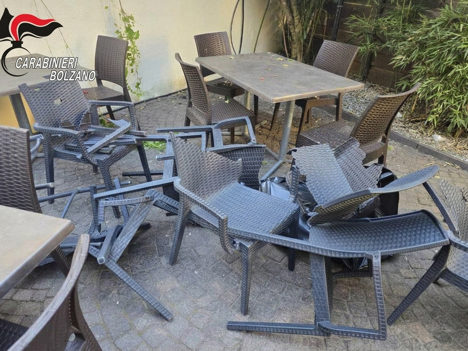 Kaltern: Betrunkener randaliert in Bar und bedroht Betreiberin