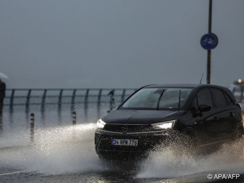 In der Bosporus-Metropole wurden Straßen überflutet