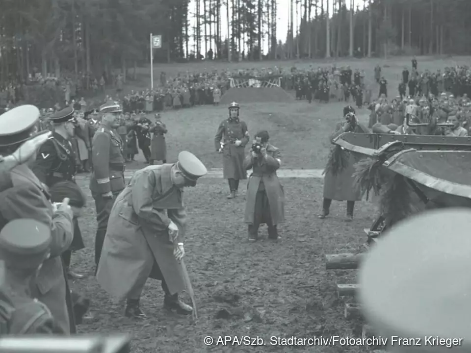 Inszenierung des Autobahn-Spatenstichs durch Hitler