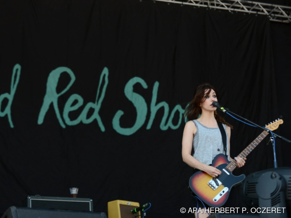 Laura-Mary Carter bei einem Auftritt am Frequency 2012