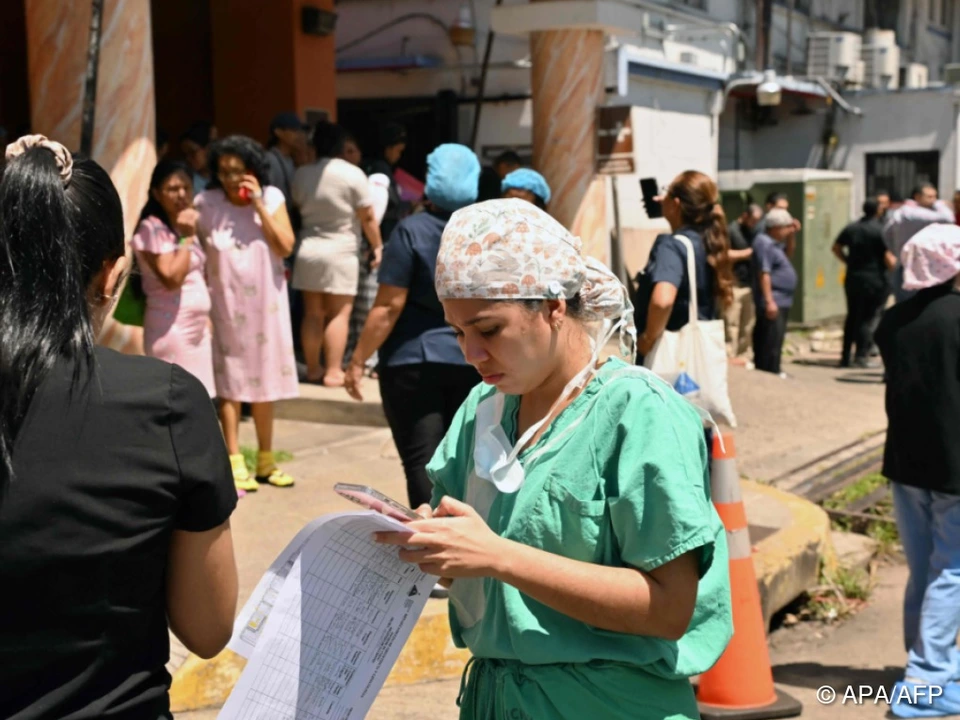 Menschen außerhalb eines Spitals in Panama-Stadt nach dem Erdbeben