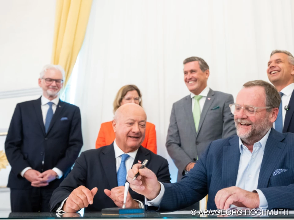 Neben der Regierungsspitze unterzeichneten staatsnahe Unternehmen