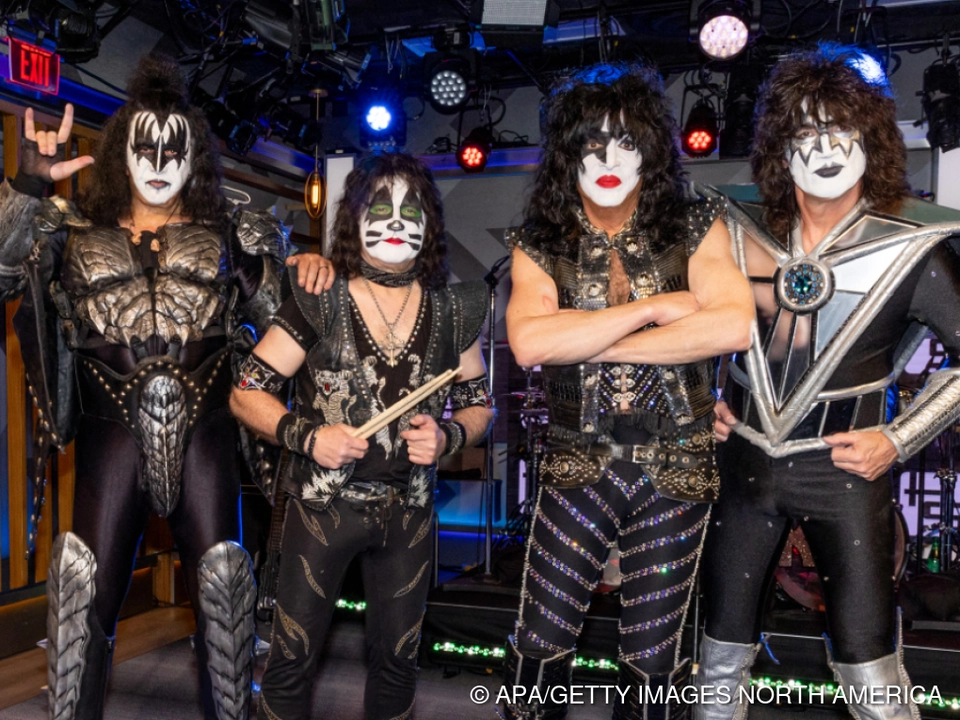 Nur Tommy Thayer (1.v.r) kommt zur Party