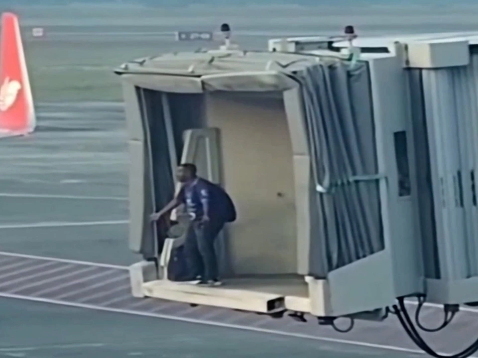 Passagier in Fluggastbrücke verpasst Flieger – VIDEO