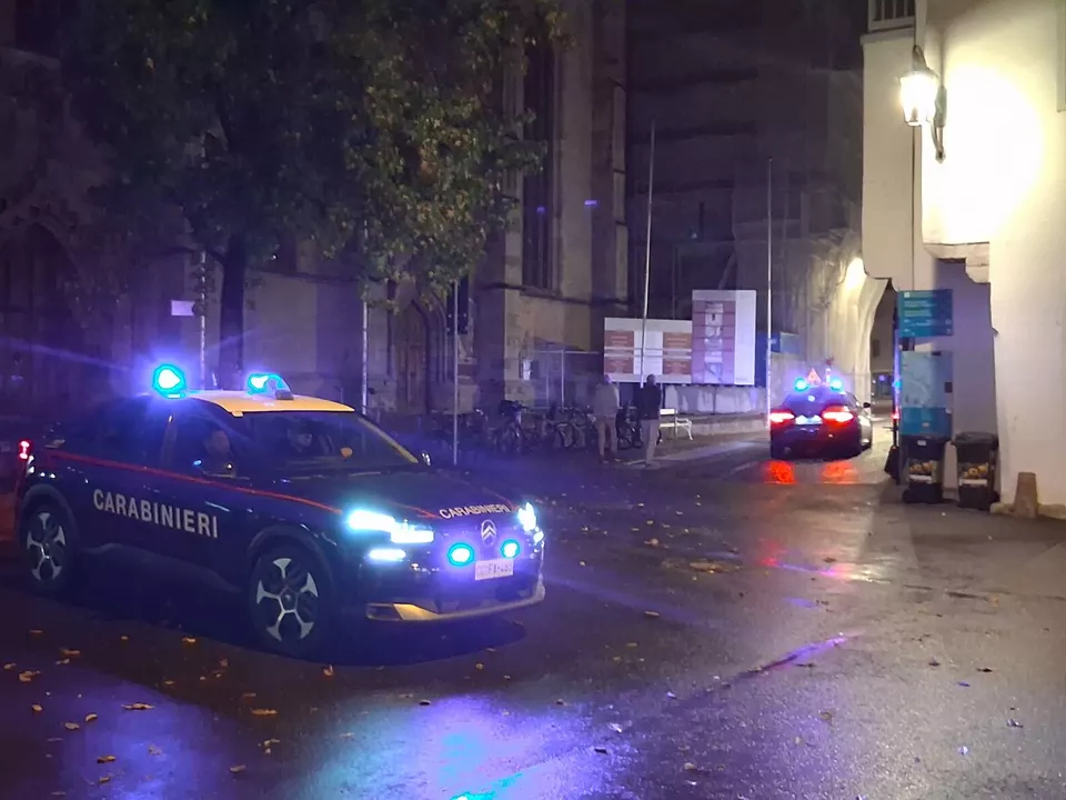 Carabinieri Nacht Pfarrplatz Meran Piazza Duomo