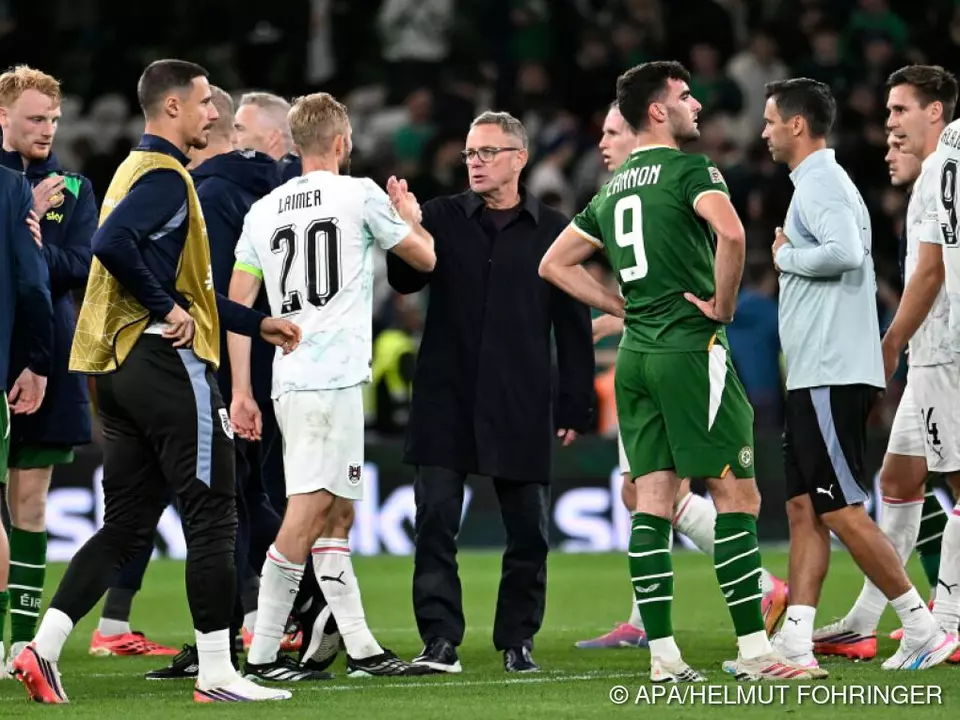 Rangnick klatscht in Dublin mit seinen Spielern ab