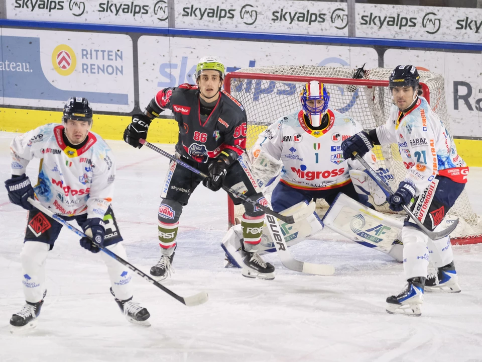 Spielszene-azione_di_gioco_2_Rittner_Buam_SkyAlps-HC_Asiago_29_10_26_Credits_Max_Pattis