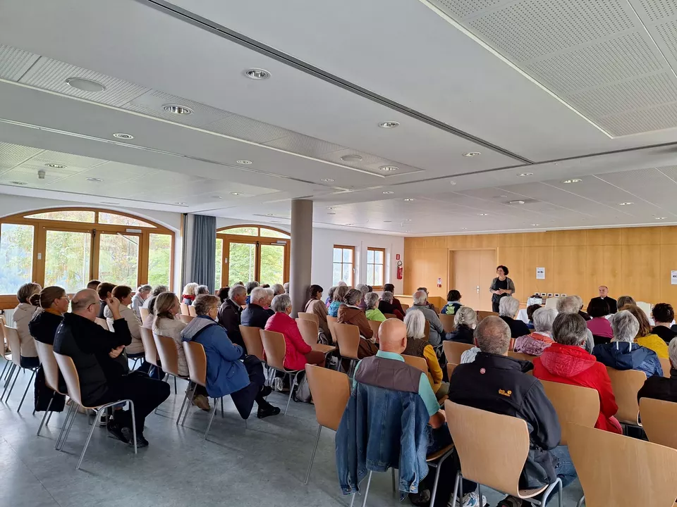 Teilnehmende im Saal