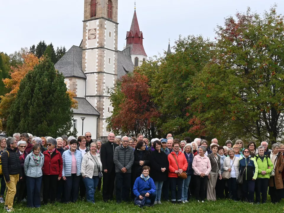 Teilnehmende vor Kirche