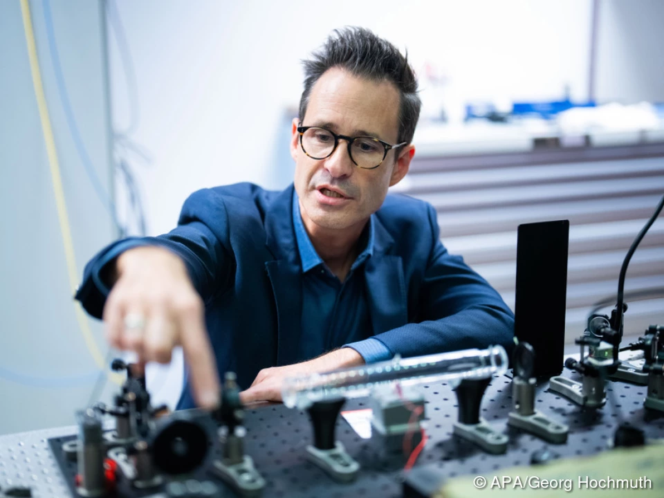 Thorsten Schumm erklärt den Aufbau seiner Atomkernuhr