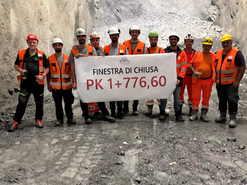 Tunnelarbeiter mit Banner vor dem Felsstollen (1)